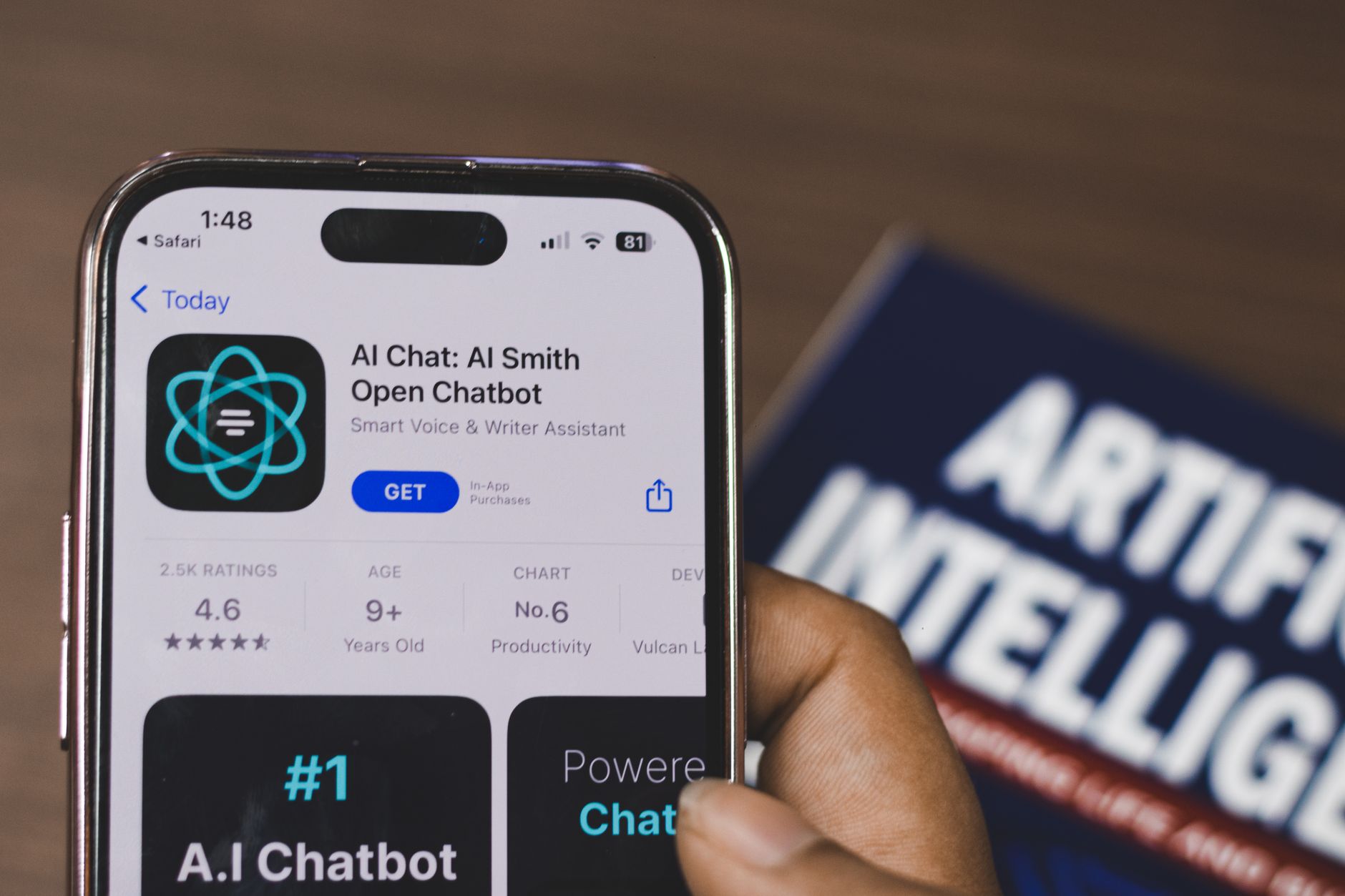 Representación visual de un chatbot interactuando con clientes en una pyme