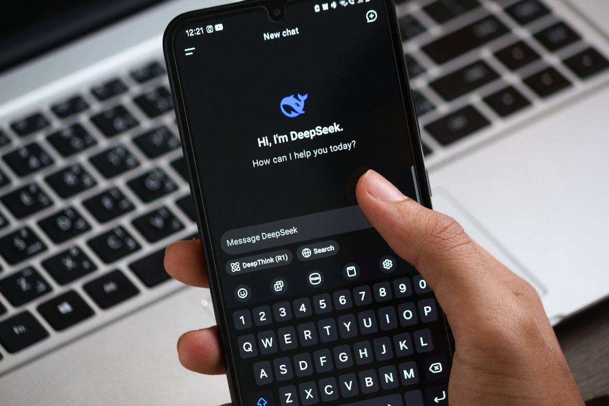 Cliente conversando con un chatbot de WhatsApp con inteligencia artificial de una pyme