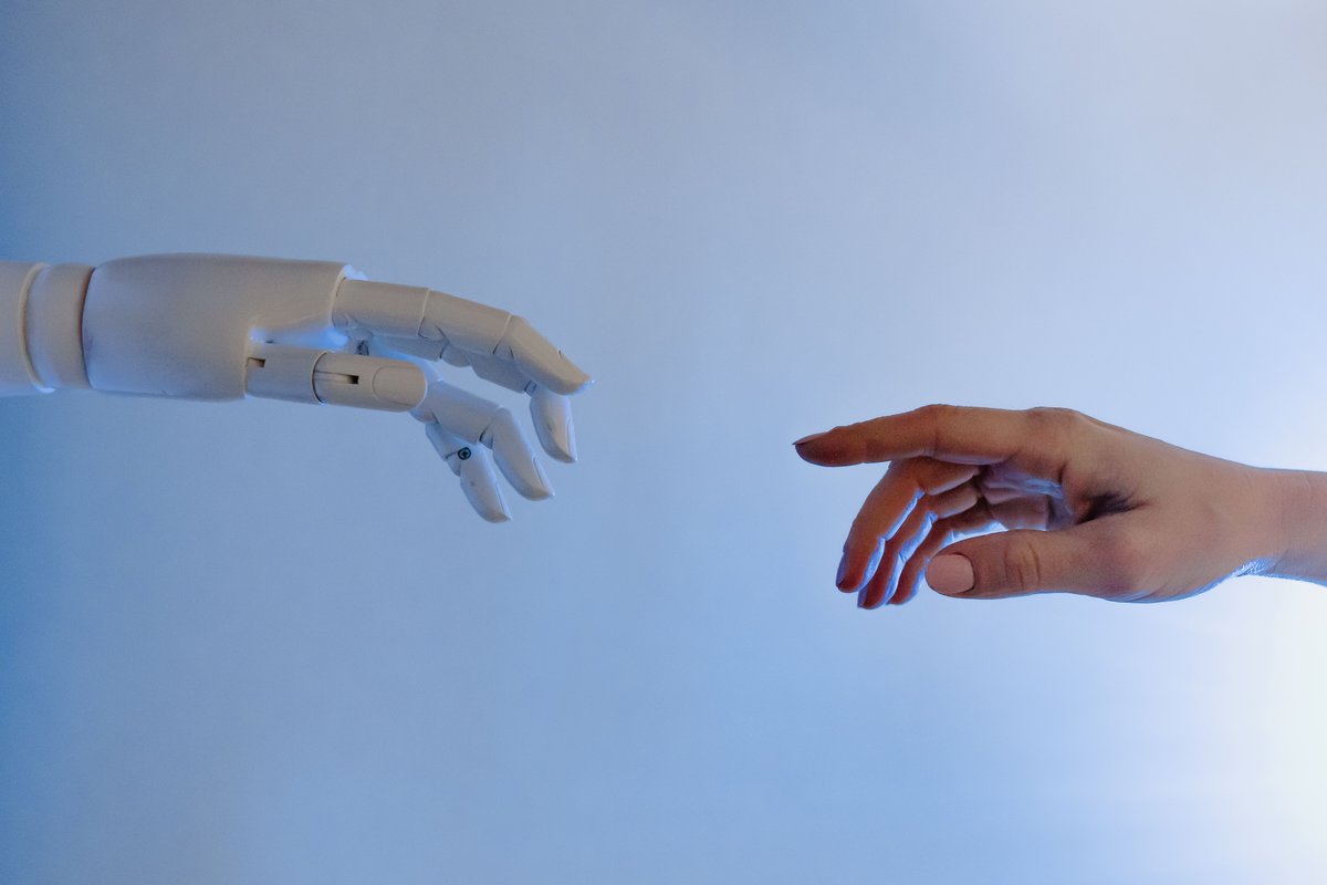 Dueño de una pyme evaluando opciones de consultoras de inteligencia artificial